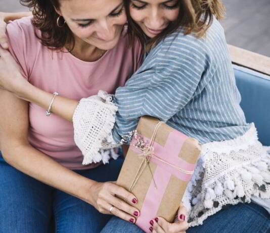 Prezent na Dzień Mamy – jak wybrać taki, który wzbudzi jej uśmiech?